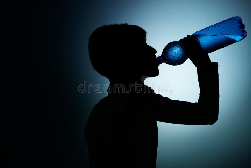 Silueta z mladá žena pitie voda fľaša na modrý.