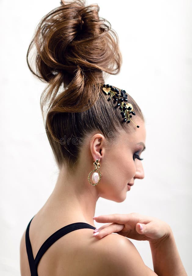 How To Get The Messy Bun Hairstyle | Femina.in