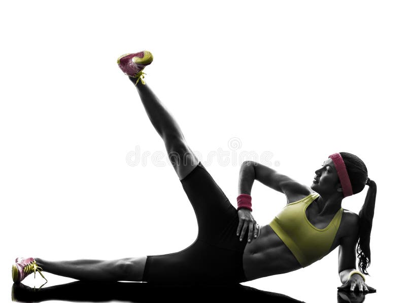 Jedna žena cvičení fitness cvičení, nohy ve vzduchu, ležící na boku v silueta na bílém pozadí.