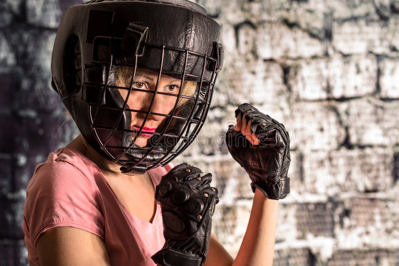 Ritratto di una bella donna durante il suo allenamento per sport di combattimento.