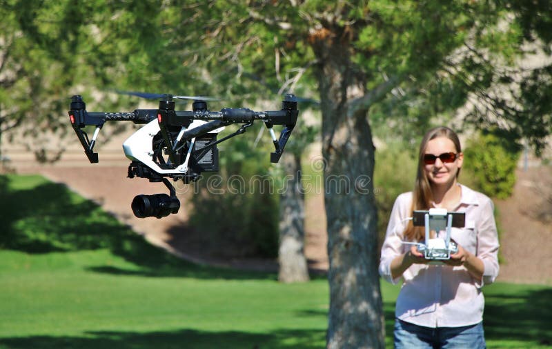 Obraz ženy lietania profesionálny stupeň fotoaparát drone (UAS)