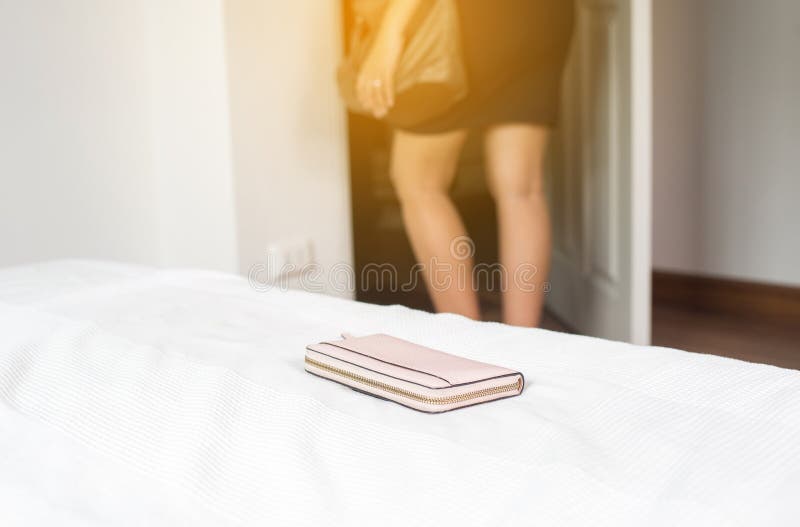 Woman forgot her wallet on bedroom while going to work