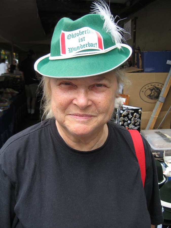Žena s čepice v zelené na německý festival.