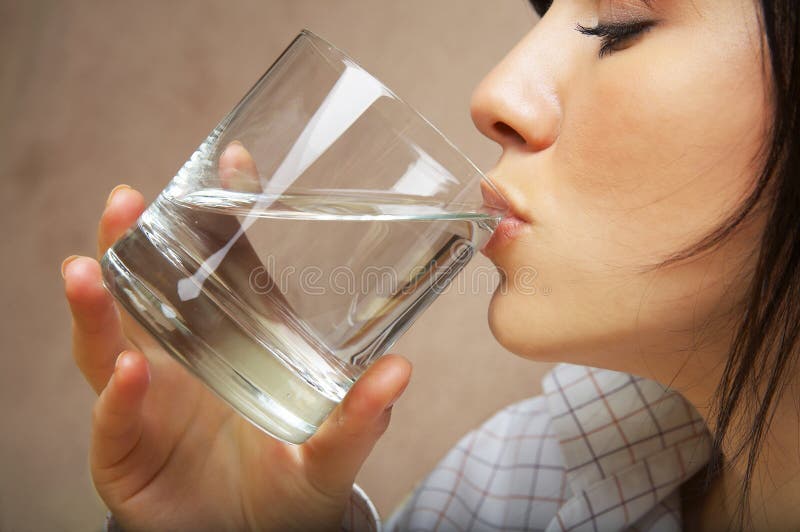 Mladá žena, pohár minerálnej vody.