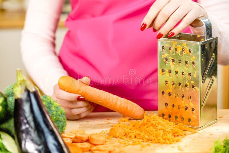 https://thumbs.dreamstime.com/b/woman-grating-carrot-metal-grater-unrecognizable-kitchen-utensil-making-food-preparing-healthy-vegetable-salad-135629842.jpg