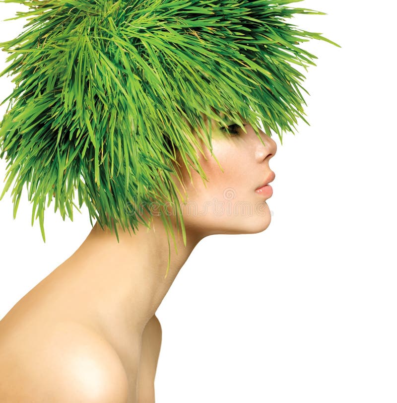 Belleza primavera una mujer fresco césped verde cabello.