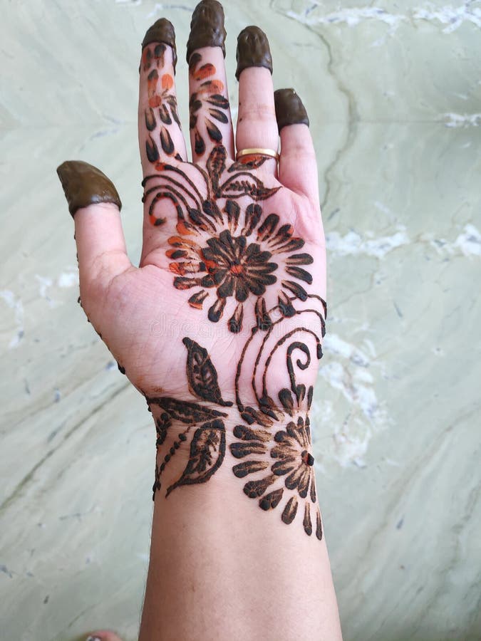 Woman Hand with Black Mehndi Tattoo Stock Photo - Image of culture, bridal:  165130292