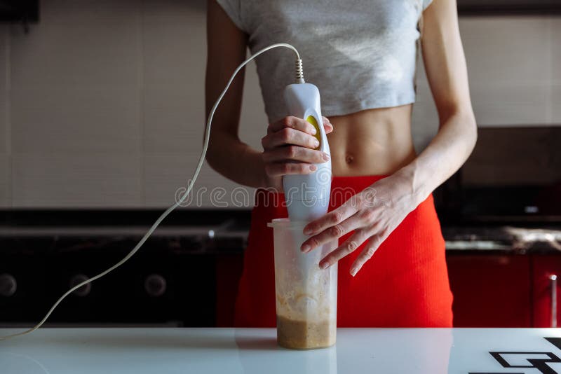 https://thumbs.dreamstime.com/b/woman-hand-blender-making-sweet-banana-protein-powder-milkshake-smoothie-protein-shake-workout-sport-nutrition-diet-189672874.jpg