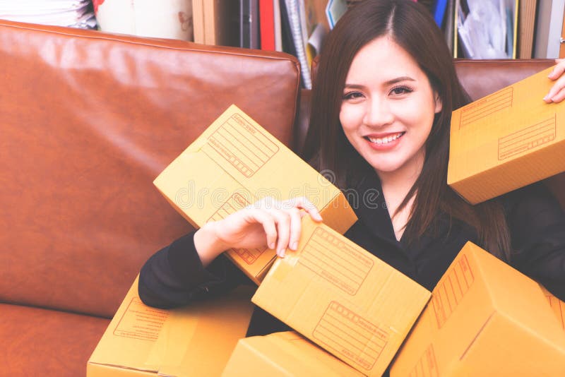 Woman handing package box from online shopping royalty free stock photography Woman handing package box from online shopping royalty free stock photography