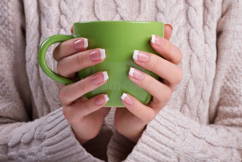 Una mujer verde taza de cerca.