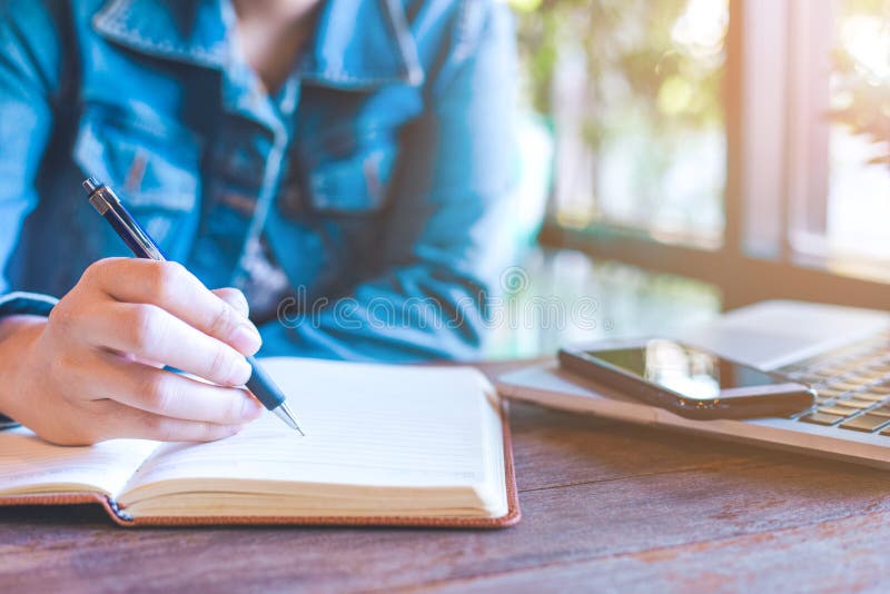 There pens on the table. Человек с блокнотом и ручкой. Блокнот в руках. Что записать в блокнот. Женщина с ручкой в руке.