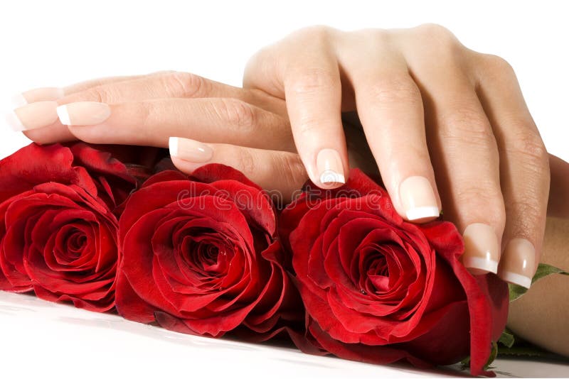 Mani con le unghie curate e rose rosse.