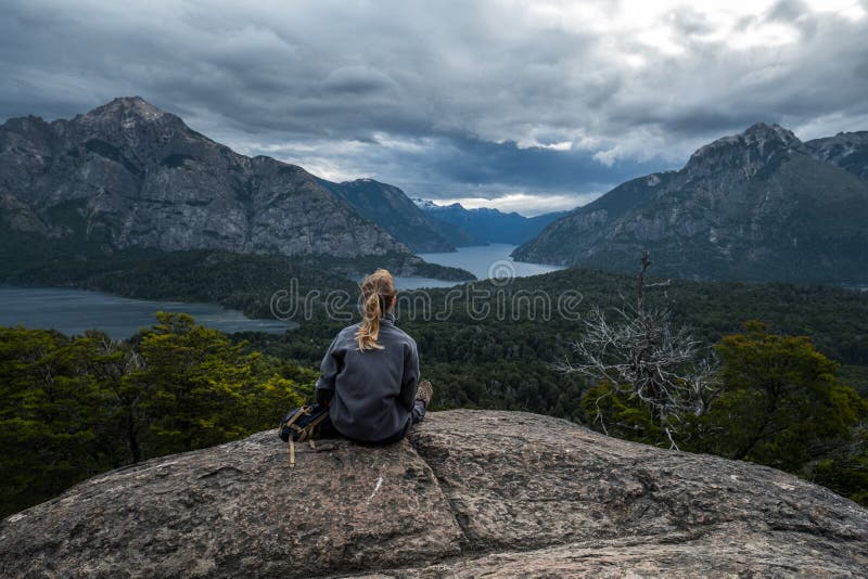 Woman hiker royalty-vrije stock afbeelding Woman hiker royalty-vrije stock afbeelding