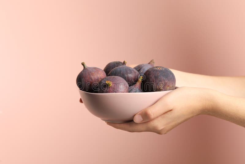 https://thumbs.dreamstime.com/b/woman-holding-bowl-tasty-raw-figs-pink-background-closeup-196239295.jpg