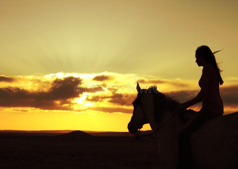 Silueta de una mujer sobre el caballo su un caballo seguimiento hermoso dorado atardecer viento soplo su cabello.