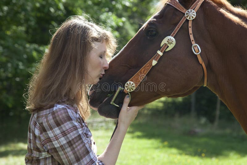 Mulher Com Pau De Cavalo Woman Kissing Horse Royalty Free Stock Images - Image: 31065749