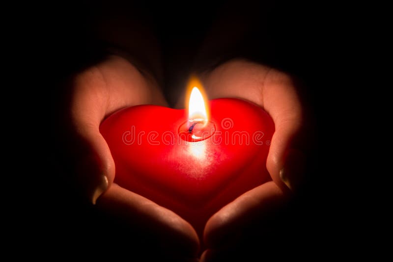 Woman&amp; X27; La S Passa La Tenuta Di Candela A Forma Di Cuore Nello Scuro  Immagine Stock - Immagine di natale, cuore: 96375321