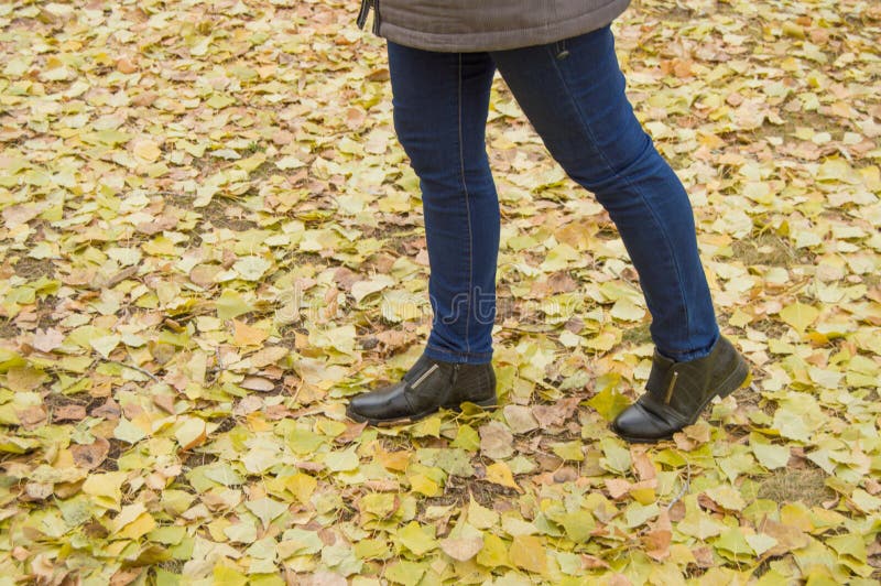 light wash jeans with black boots