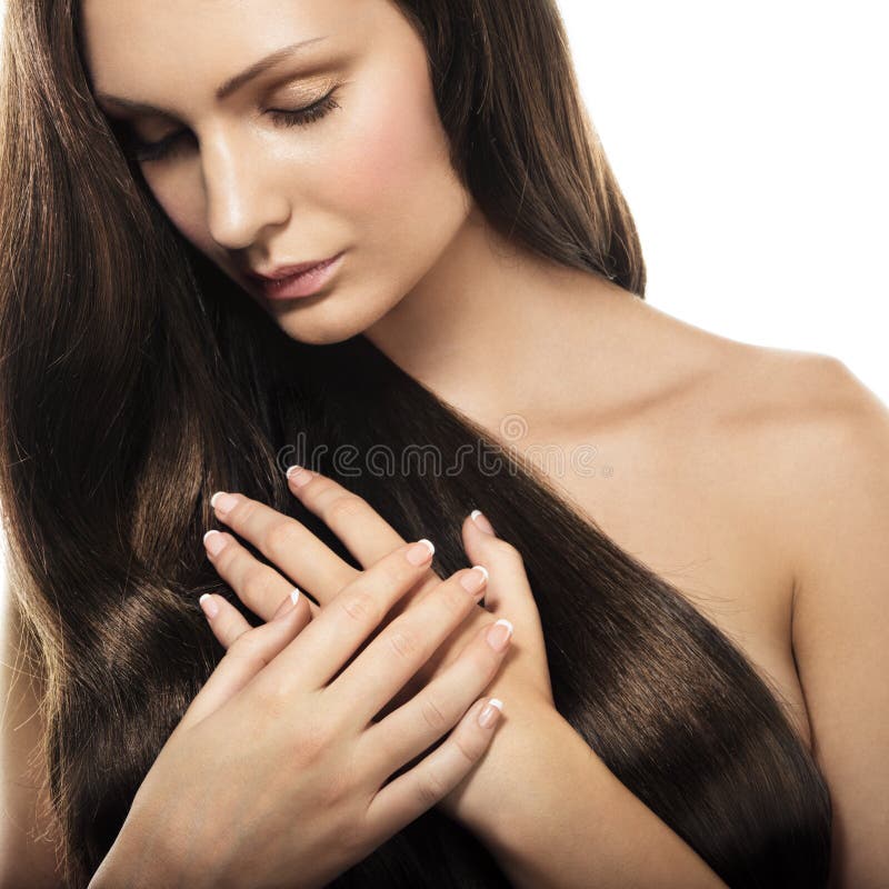 Retrato una mujer saludable buscando largo tiempo cabello.