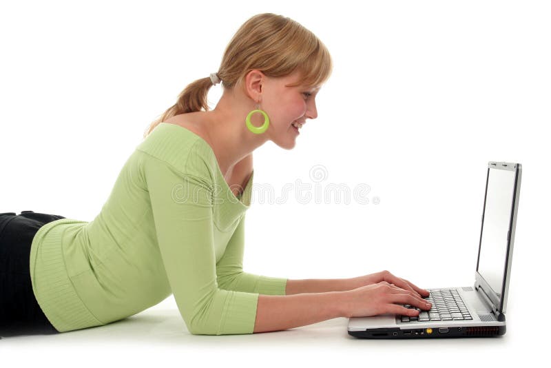 Mladá žena ležící na patro přenosný počítač.
