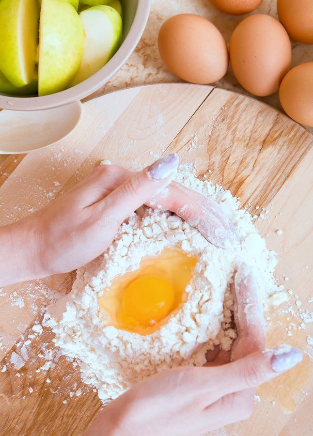 Mujer joven creación manzana pastel.