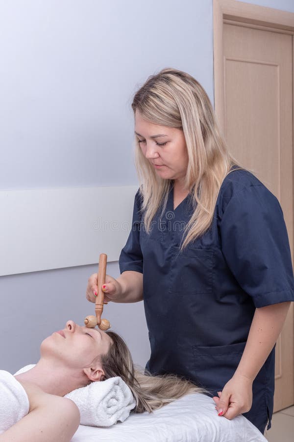 https://thumbs.dreamstime.com/b/woman-masseur-massages-girl-s-face-using-wooden-roller-massager-vertical-frame-face-neck-care-lymphatic-drainage-face-227250778.jpg