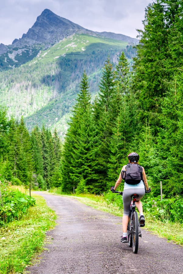 Žena na MTB bicykli vo Vysokých Tatrách, Slovensko