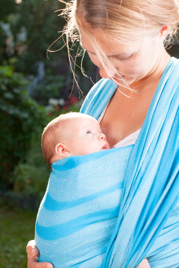 Baby wrap sling fotografías e imágenes de alta resolución - Alamy