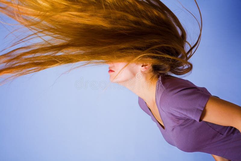 Activo una mujer su largo tiempo cabello en movimienot.