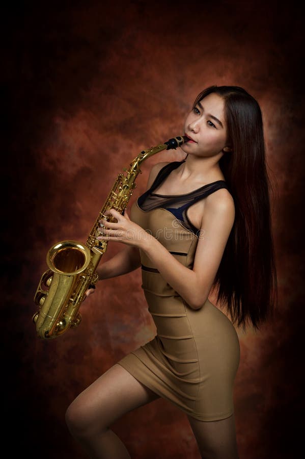 Девушка на саксофоне в студии. Девушка с саксофоном. Саксофонистка в белье. Красивые женщины играющие на трубе. Девушка саксофон сидит.