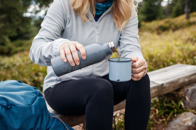 https://thumbs.dreamstime.com/b/woman-pouring-tea-drink-thermos-travel-mug-refreshment-hiking-forest-271203205.jpg