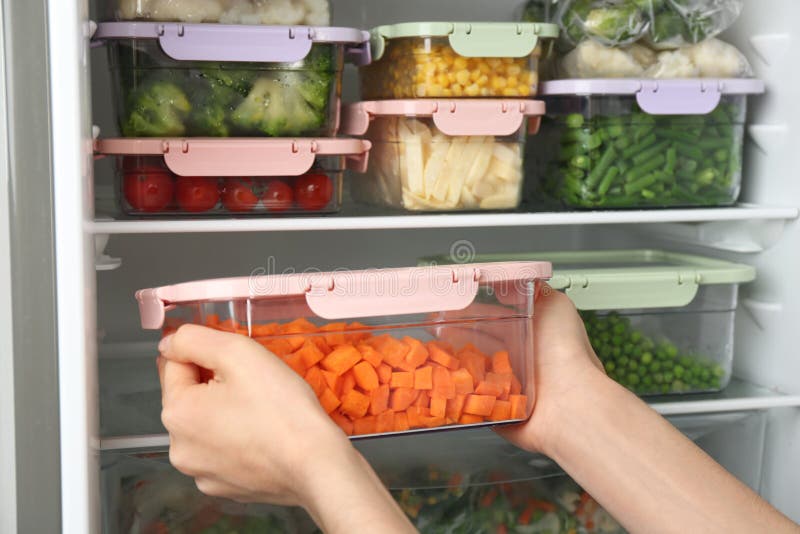 Огурцы и помидоры в холодильнике. Заморозка овощей в контейнерах. Хранение моркови в холодильнике. Разделитель в холодильник для овощей. Морковка в холодильнике.
