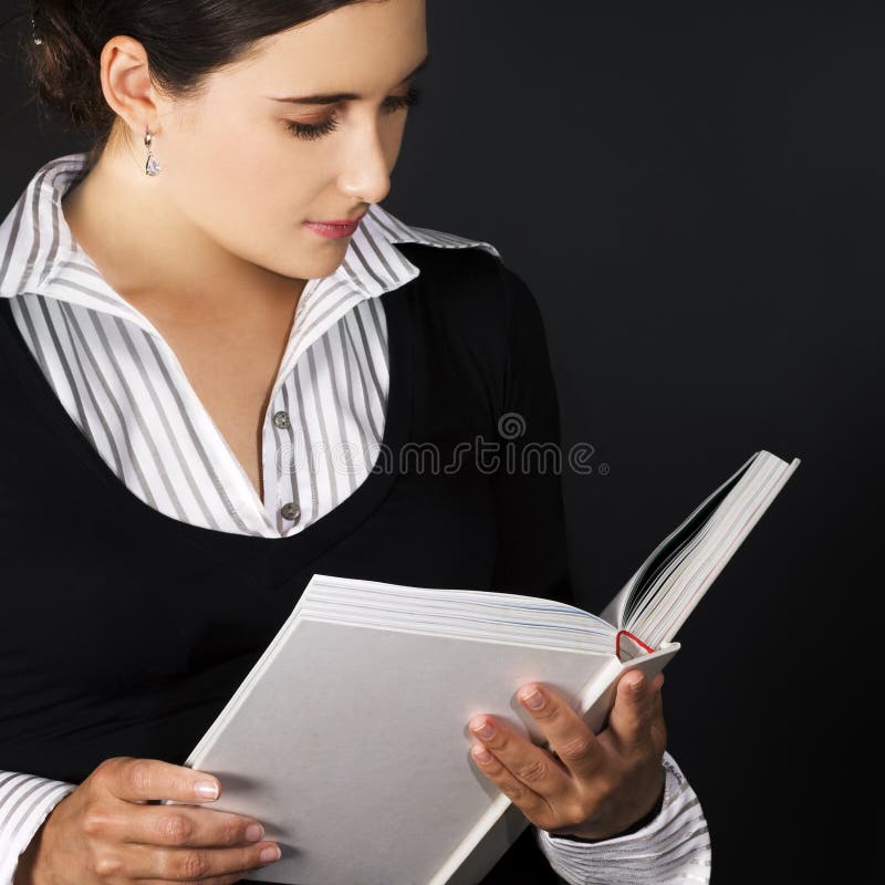 Donna in formalwear libro di lettura