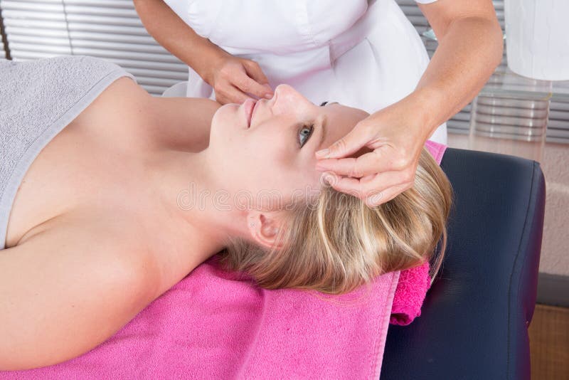 Girl Receiving An Anti-aging Acupuncture Needle Therapy royalty free stock image Girl Receiving An Anti-aging Acupuncture Needle Therapy royalty free stock image