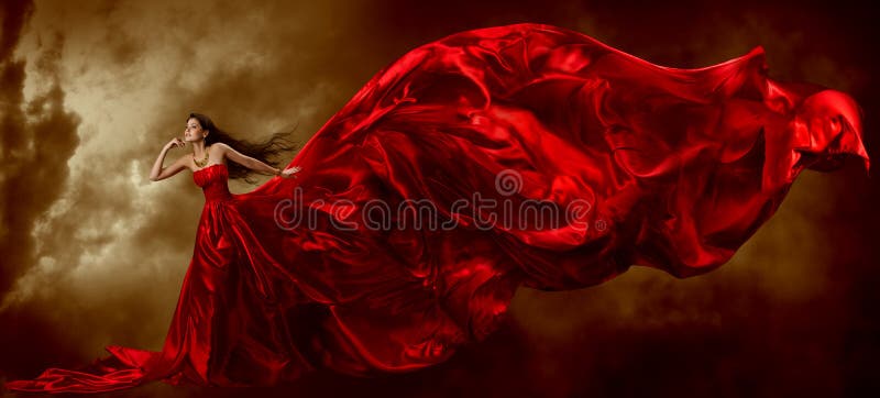 Donna in rosso, agitando bel vestito con volo di tessuto artistico cielo di sfondo.