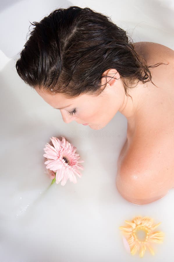 1,123 White Flowers Milk Bath Stock Photos - Free & Royalty-Free Stock  Photos from Dreamstime