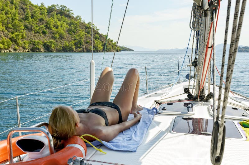 Žena relaxačné na plachtenie čln.