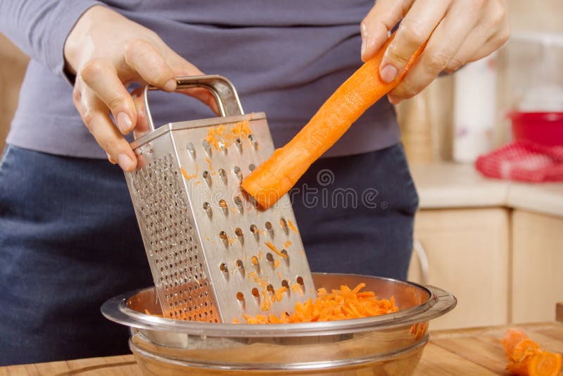 https://thumbs.dreamstime.com/b/woman-s-hands-hold-carrot-rub-kitchen-grater-female-hands-hold-raw-carrot-grind-small-pieces-185244141.jpg