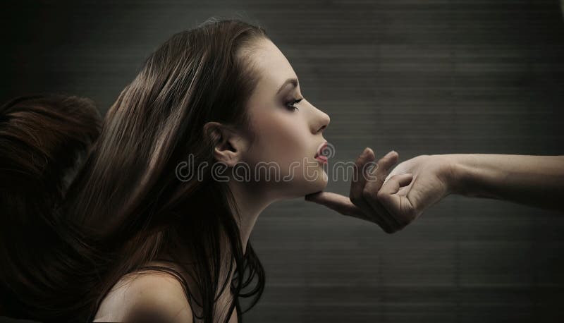 Konzeptionelle Bild einer hand mit einer Frau den Kopf.