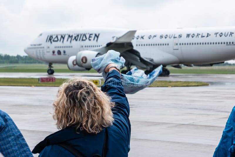 A woman says goodbye to Iron Maiden's Boeing 747 Ed Force One
