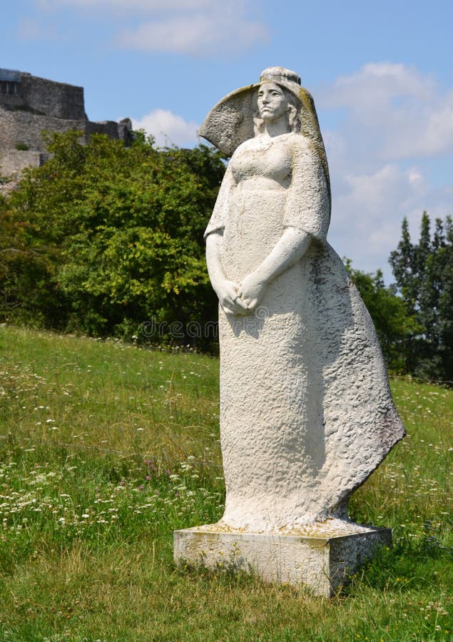 Socha ženy pri hrade Devín.