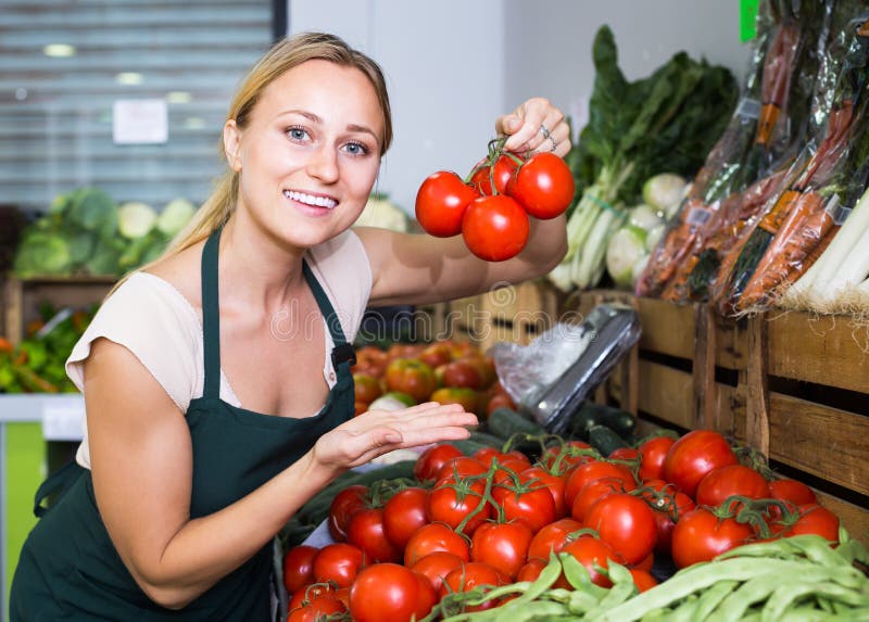 These are tomatoes. Продавец помидоров на рынке. Женщина продает помидоры. Женщина на рынке продает помидоры. Продавщица помидоров на рынке.