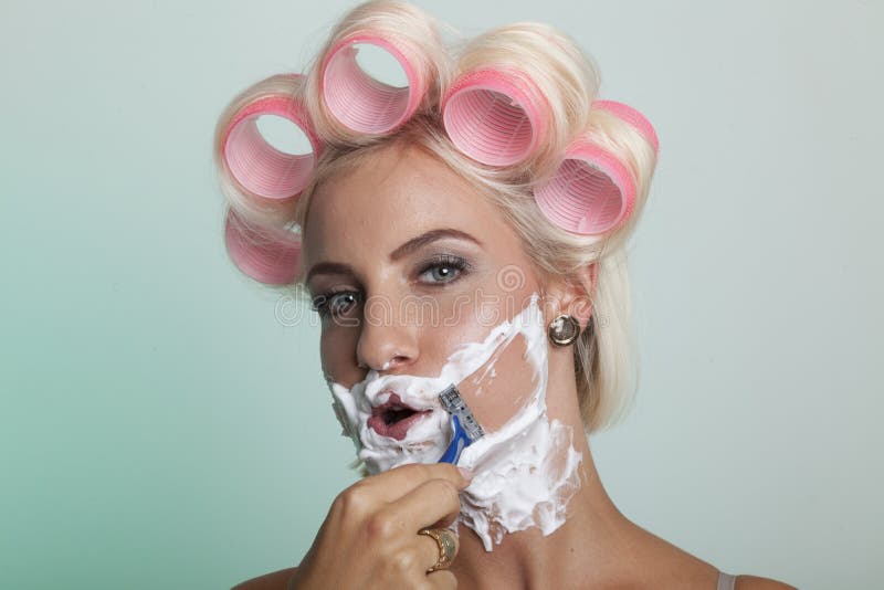 Woman shaving her face stock photography Woman shaving her face stock photography