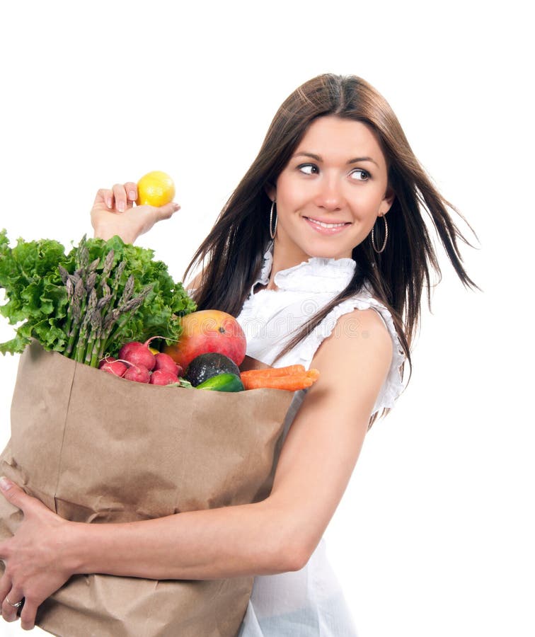 Mujer joven posesión compras bolsa tienda de comestibles verduras a aislado sobre fondo blanco.