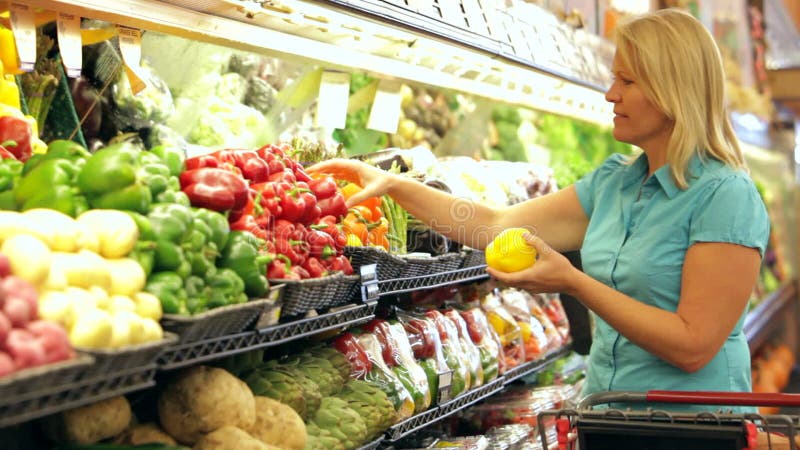 produce aisle at a grocery store, Stock Video