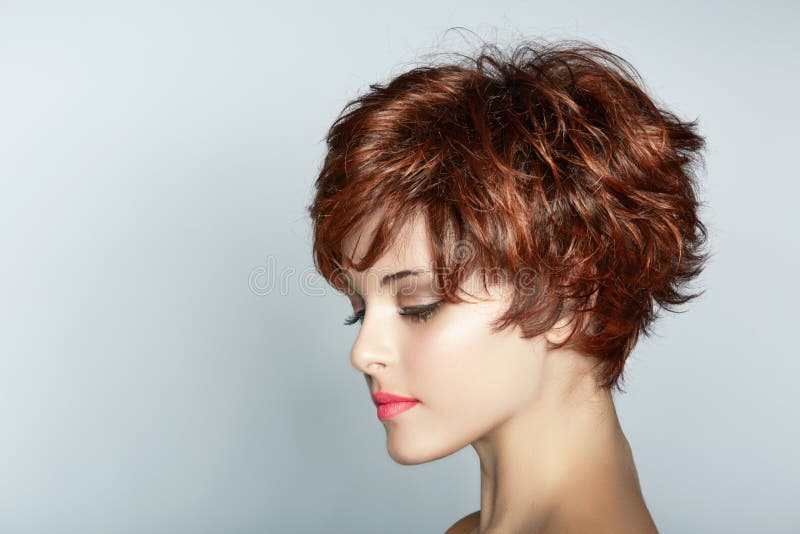 woman short haircut 25135896