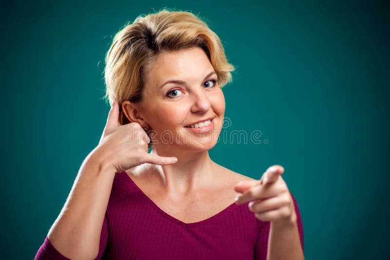 Žena krátký vlasy zobrazené volání telefon gesto.