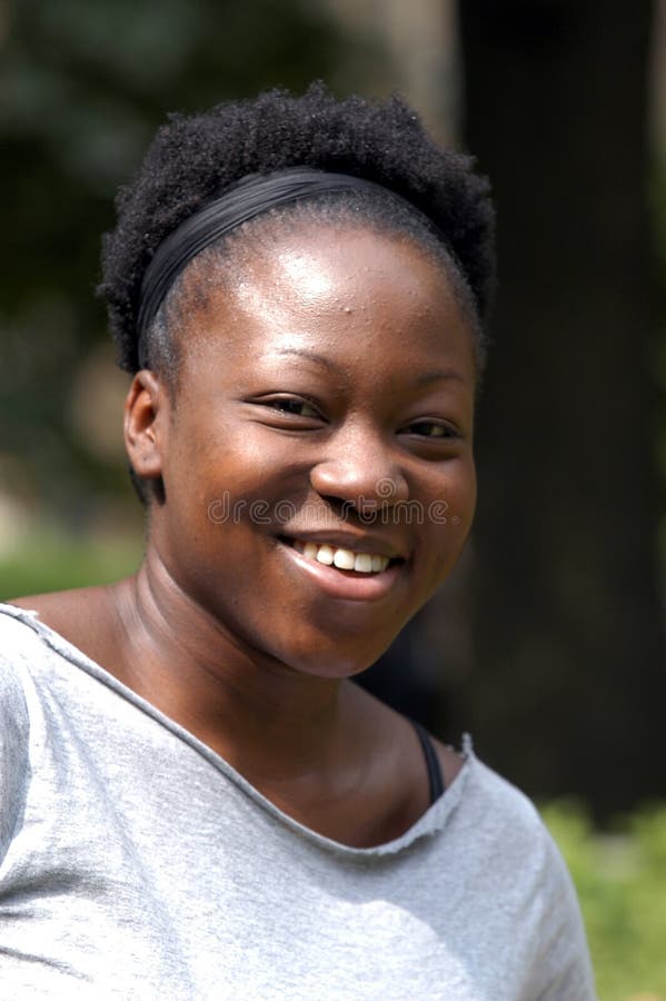 Una giovane donna afroamericana sorrisi.