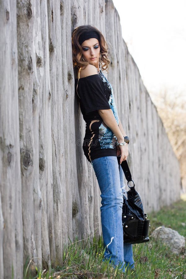 Mujer hermosa en calles bolso.