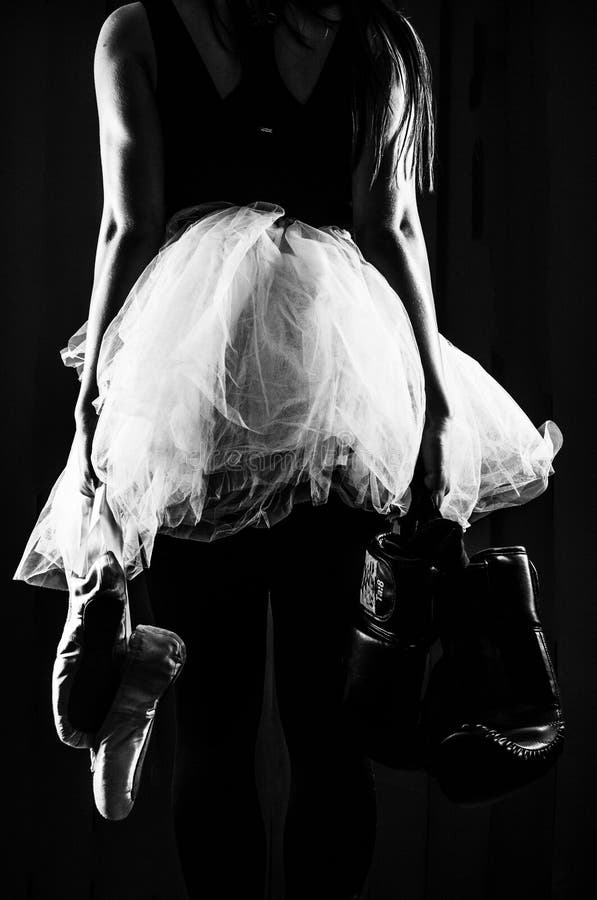 Žena, silné a nestabilné koncept, s balet topánky a boxerské rukavice.